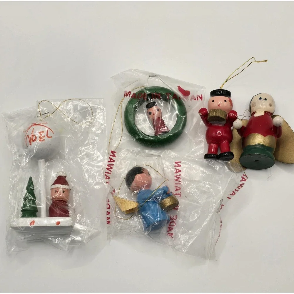 Small wooden Christmas Ornaments‎ Vtg Taiwan Painted People Wood Winter Decor